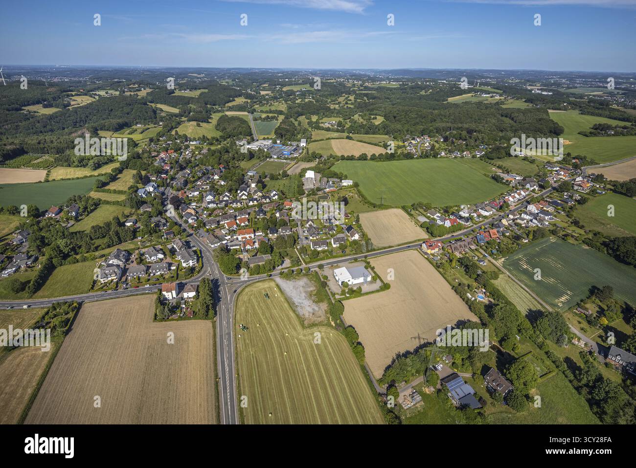 Vue aérienne, carrefour à Herzkamp, Église évangélique Herzkamp, Sprockhoevel, région de la Ruhr, Rhénanie du Nord-Westphalie, Allemagne, lieu de culte, DE, Enne Banque D'Images