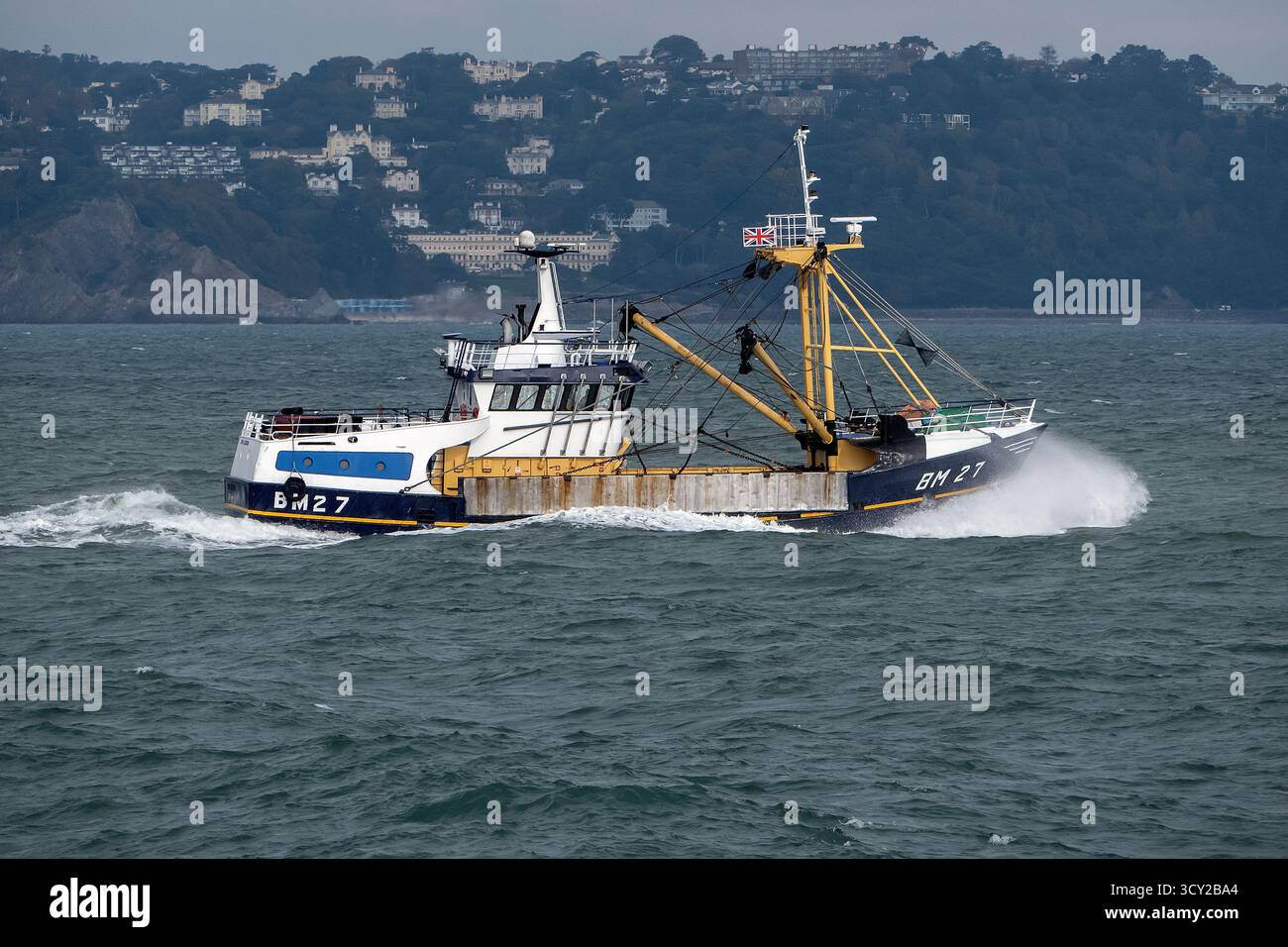 Bateau de pêche Brixham 'Our Miranda' se dirigeant vers la mer depuis le port de Brixham. Banque D'Images