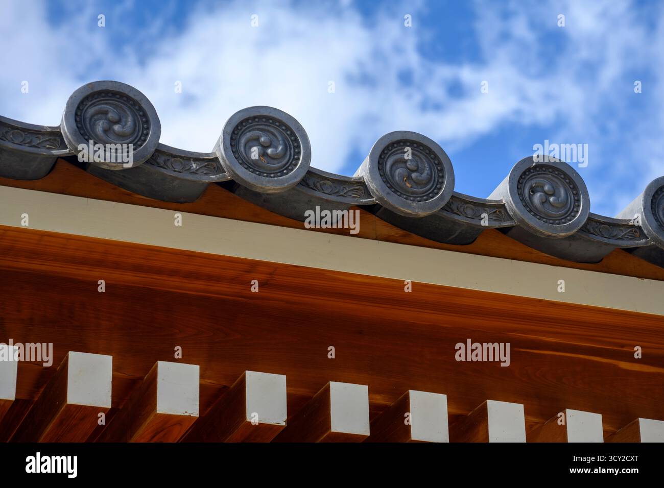 Une pagode japonaise traditionnelle en bois sert de point focal à la collection de plantes japonaises des jardins. La pagode a été conçue au Japon et arrive Banque D'Images