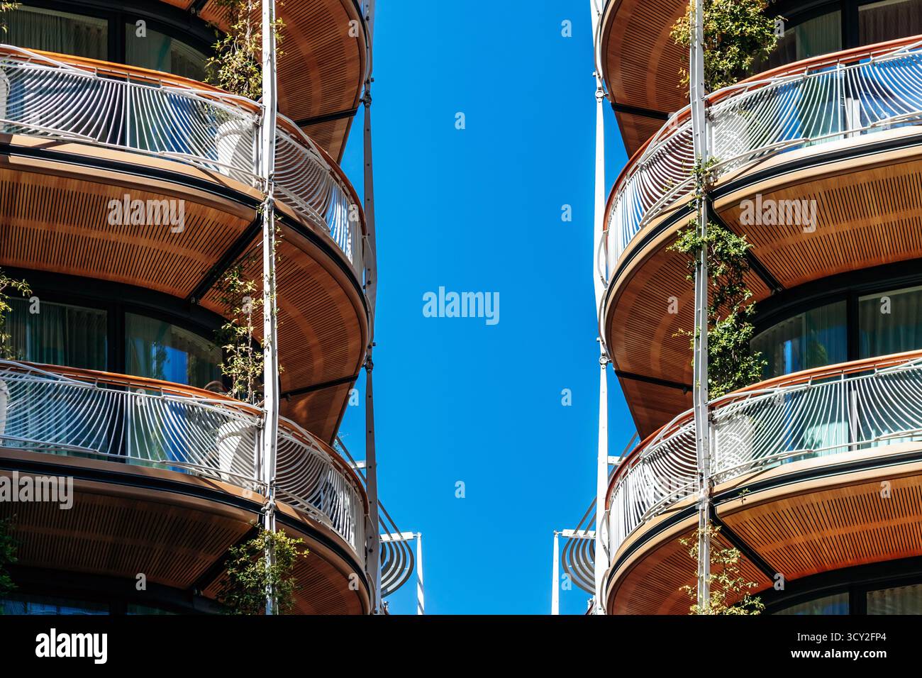 Gros plan des façades de bâtiments modernes à Monte Carlo avec balcons courbes et ciel bleu Banque D'Images