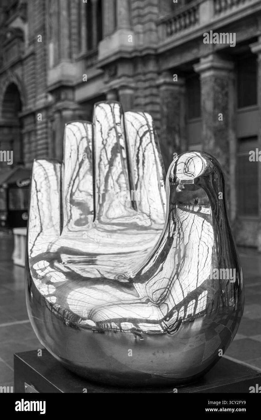 Sculpture moderne en chrome à la main dans la gare centrale d'Anvers, Belgique Banque D'Images