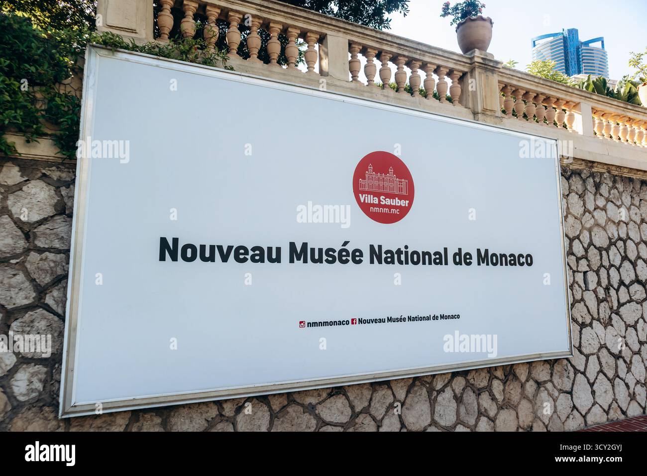 Monaco, Monaco - 28 juin 2025 : panneau d'entrée du Nouveau Musée National de Monaco à la Villa Sauber Banque D'Images