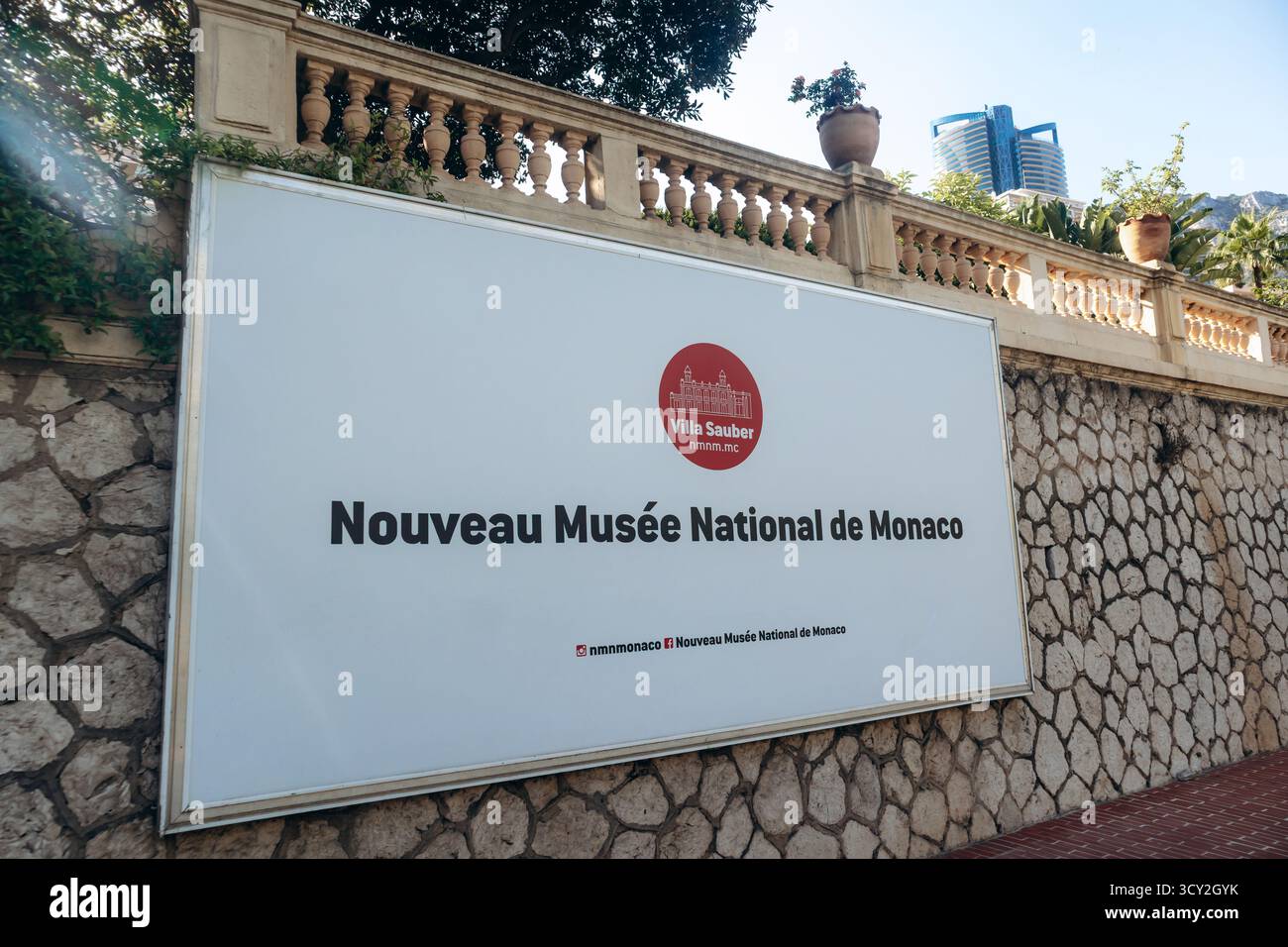 Monaco, Monaco - 28 juin 2025 : panneau d'entrée du Nouveau Musée National de Monaco à la Villa Sauber Banque D'Images