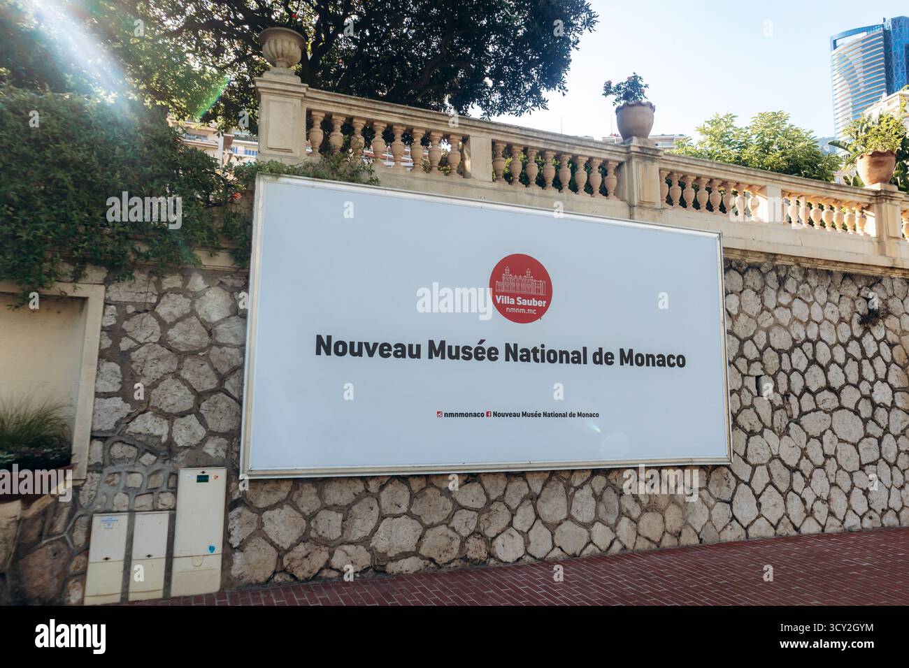 Monaco, Monaco - 28 juin 2025 : panneau d'entrée du Nouveau Musée National de Monaco à la Villa Sauber Banque D'Images