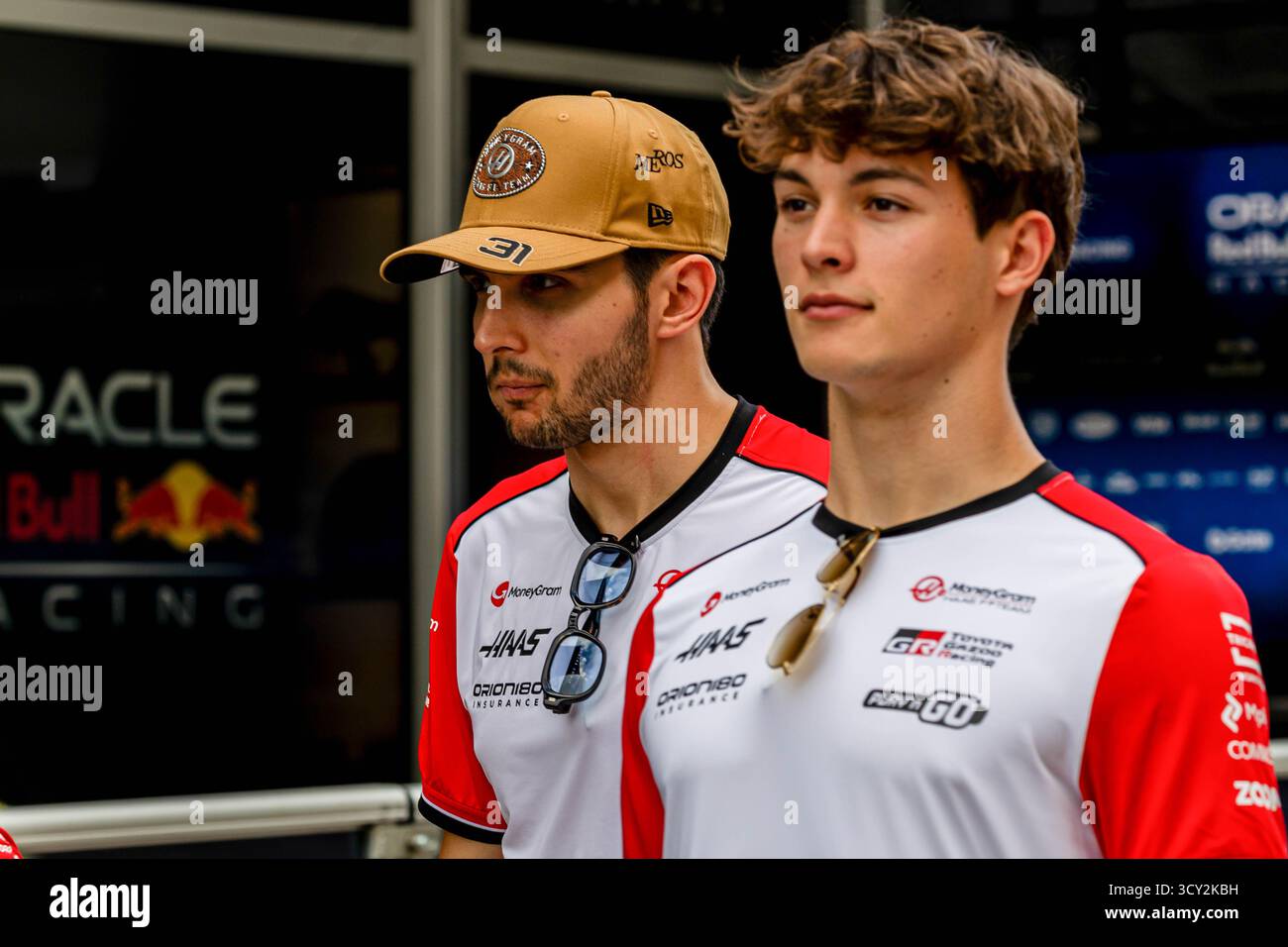 Austin, Texas, États-Unis, 16 octobre 2025.), Esteban Ocon et Oliver Bearman, Haas F1 Team, lors de la Journée des médias, photo : Filip Skripko/Alamy Live News Banque D'Images