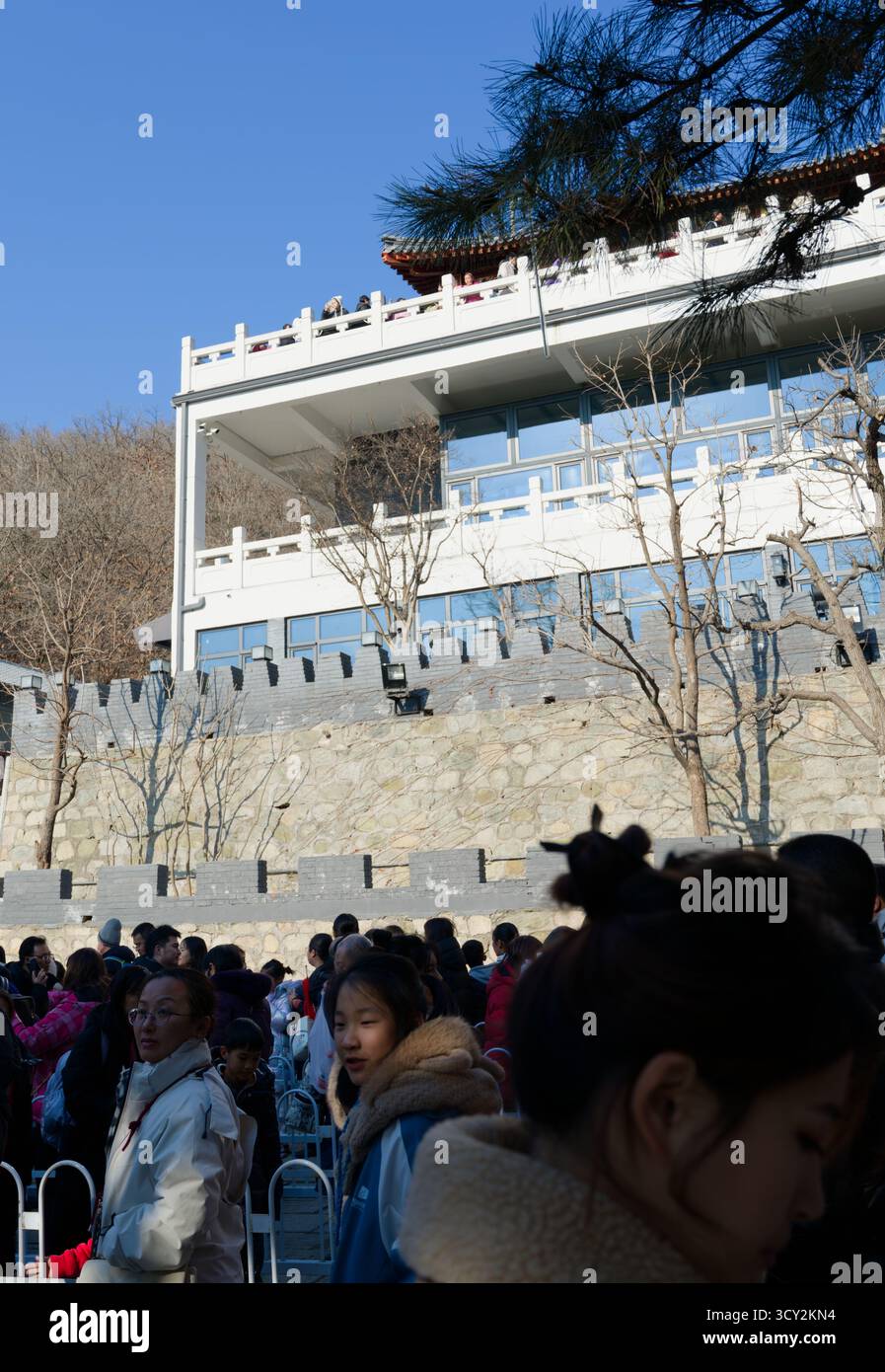 Les visiteurs se rassemblent en ligne près d'un bâtiment de style forteresse à l'entrée de la Grande Muraille de Mutianyu à Pékin Banque D'Images
