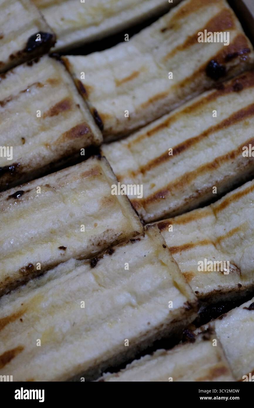 Roti bakar Bandung avec pâte à tartiner au chocolat, un pain grillé populaire de rue Banque D'Images