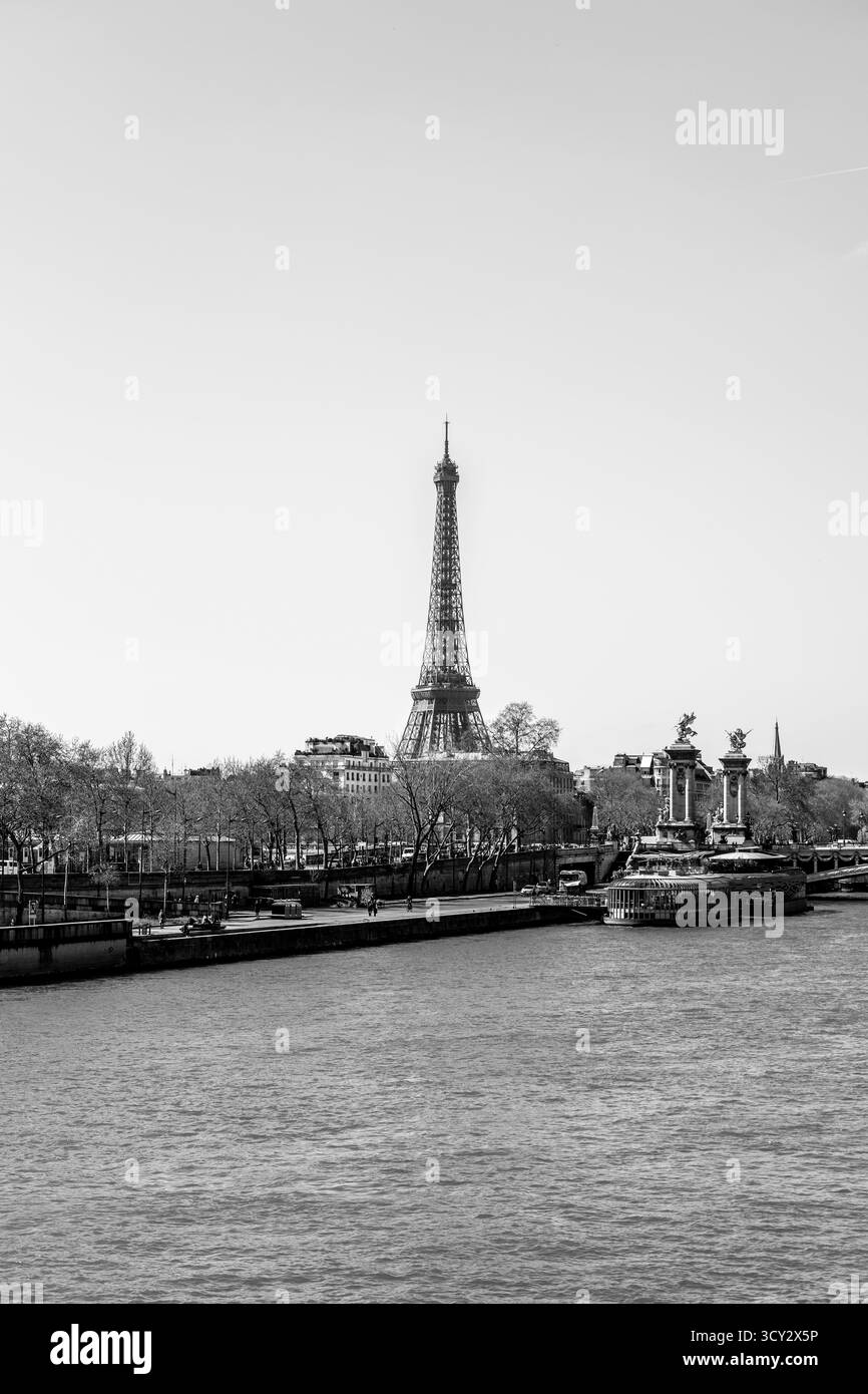 Tour Eiffel et Seine en noir et blanc - Monochrome Paris paysage urbain Banque D'Images
