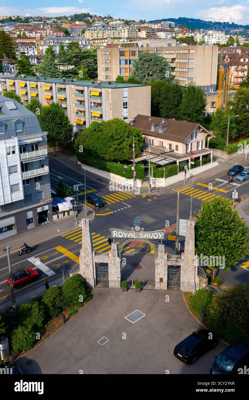 Vue aérienne sur le paysage urbain et la porte d'entrée de l'Hôtel Royal Savoy lors d'une journée d'été ensoleillée à Lausanne, Vaud, Suisse. *** Légende locale *** City,ci Banque D'Images