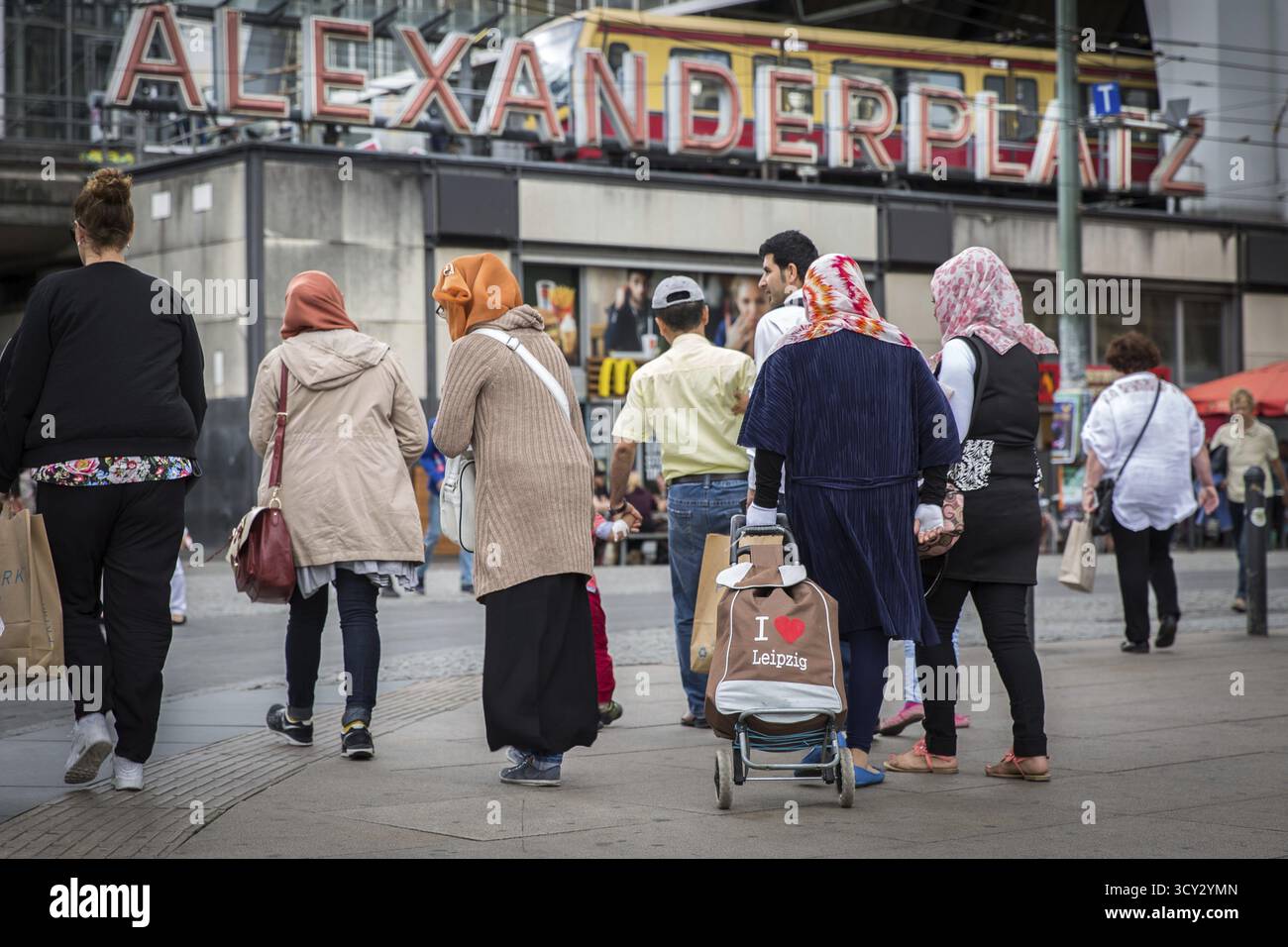 DEU Allemagne Berlin famille musulmane avec une voiture hackney sur Alexanderplatz. « J'aime Leipzig » est écrit sur le chariot Banque D'Images
