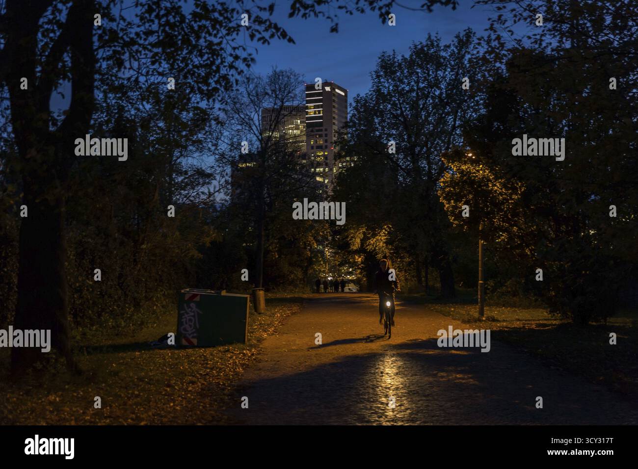 DEU Allemagne Berlin cyclistes en route vers le Tiergarten, où les gens ont dressé des tentes sur le bord du parc ou passent la nuit Banque D'Images