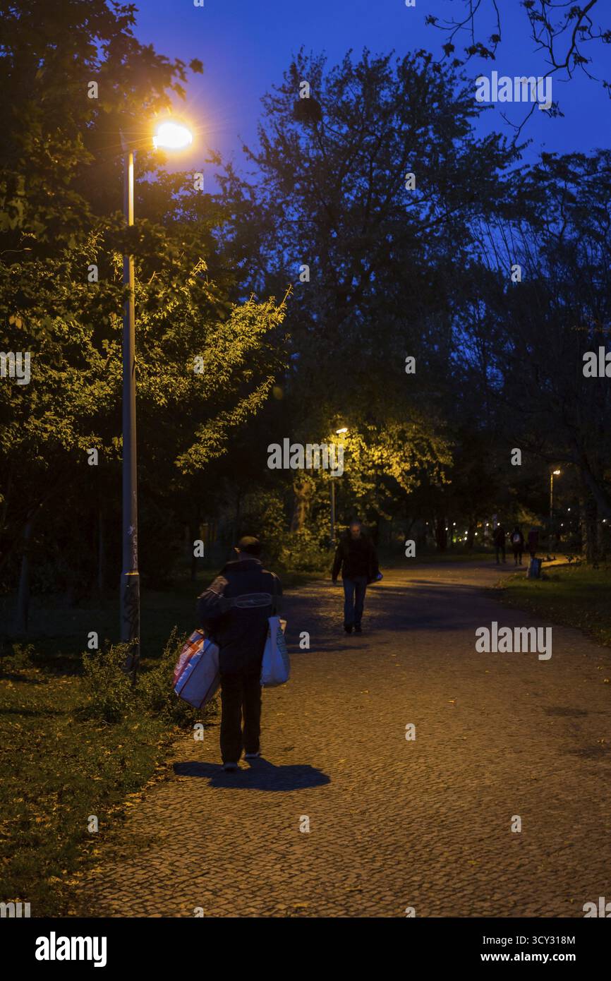 DEU Allemagne Berlin Un sans-abri en route pour le Tiergarten, où les gens ont dressé des tentes à la périphérie ou passent la nuit dehors Banque D'Images