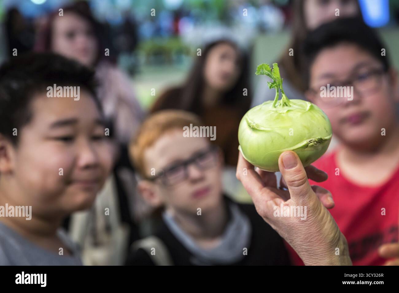 DEU Allemagne Berlin scène des semaines vertes, le salon annuel sur l'alimentation, l'agriculture et l'écologie. Les légumes, ici le chou-rave, sont expliqués Banque D'Images