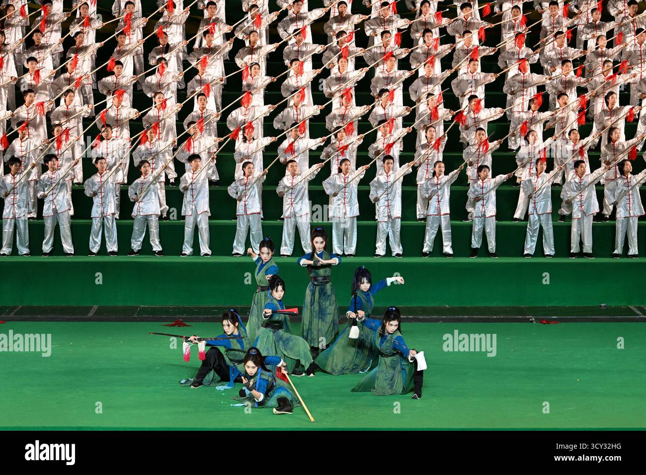 Lors de la cérémonie d'ouverture, la troupe féminine de Kung Fu d'Emei a effectué une démonstration en direct. Emeishan, China.16th octobre 2025. La cérémonie d’ouverture du 10e Championnat du monde traditionnel de Wushu a eu lieu dans la ville d’Emeishan, Leshan, dans la province du Sichuan, au sud-ouest de la Chine, avec plus de 5 000 athlètes de plus de 50 pays et régions qui s’apprêtent à concourir, le 16 octobre 2025. Crédit : Liu Zhongjun/China News Service/Alamy Live News Banque D'Images