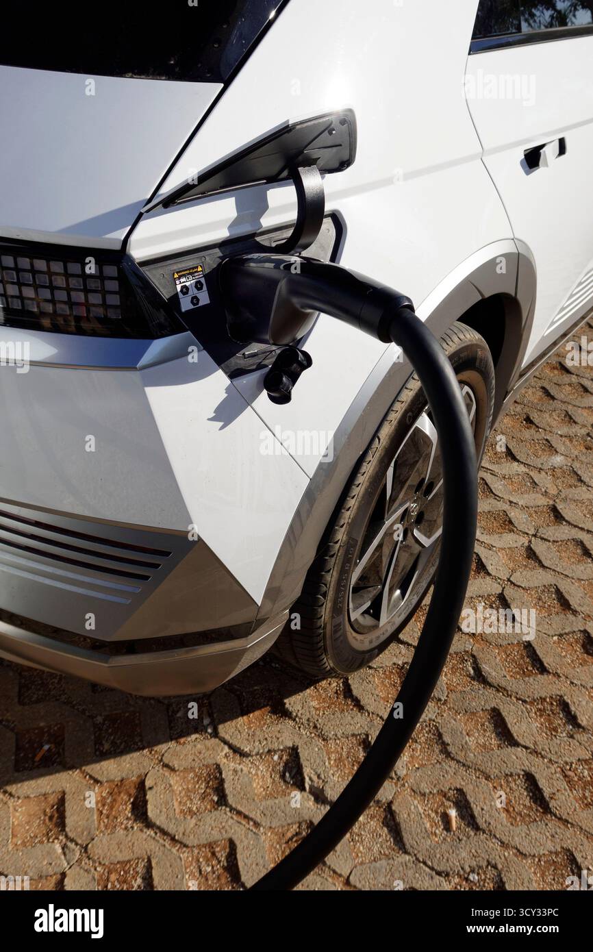 Véhicule électrique Hyundai Ioniq 5 en cours de recharge à une borne de recharge publique Banque D'Images
