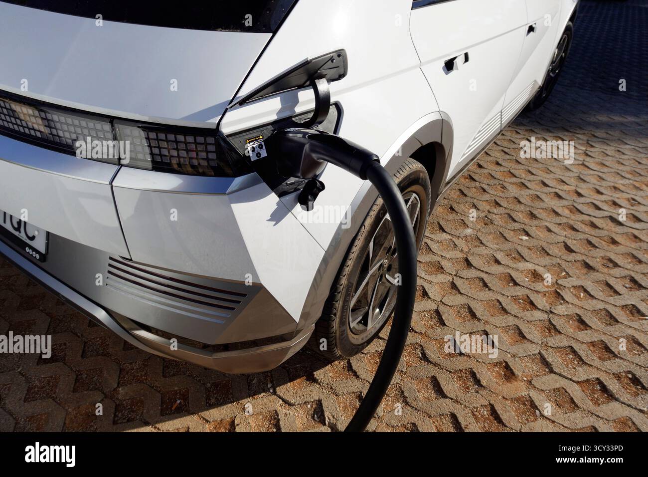 Véhicule électrique Hyundai Ioniq 5 en cours de recharge à une borne de recharge publique Banque D'Images