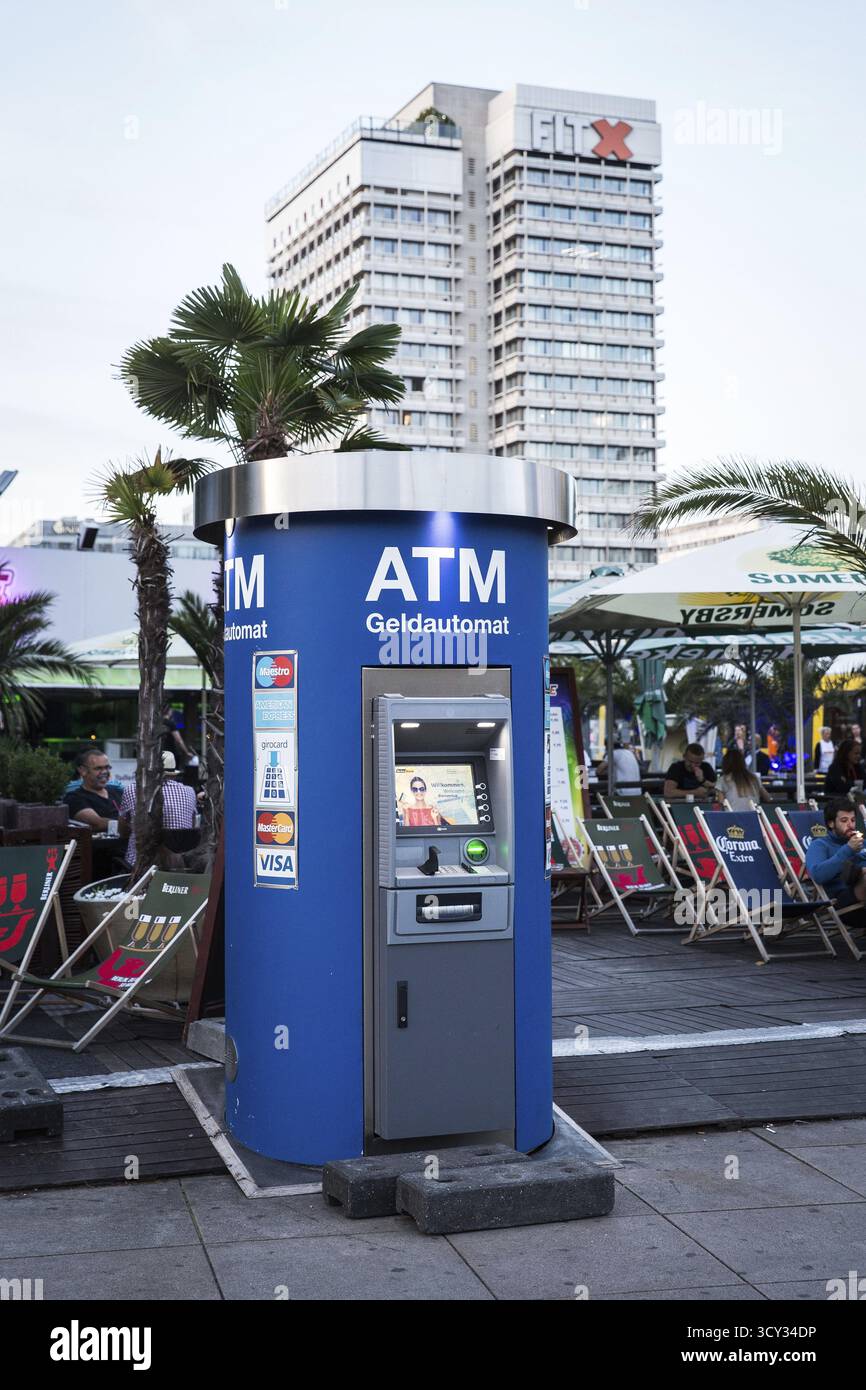 DEU Allemagne Berlin une machine EC devant un bar sur Alexanderplatz Banque D'Images