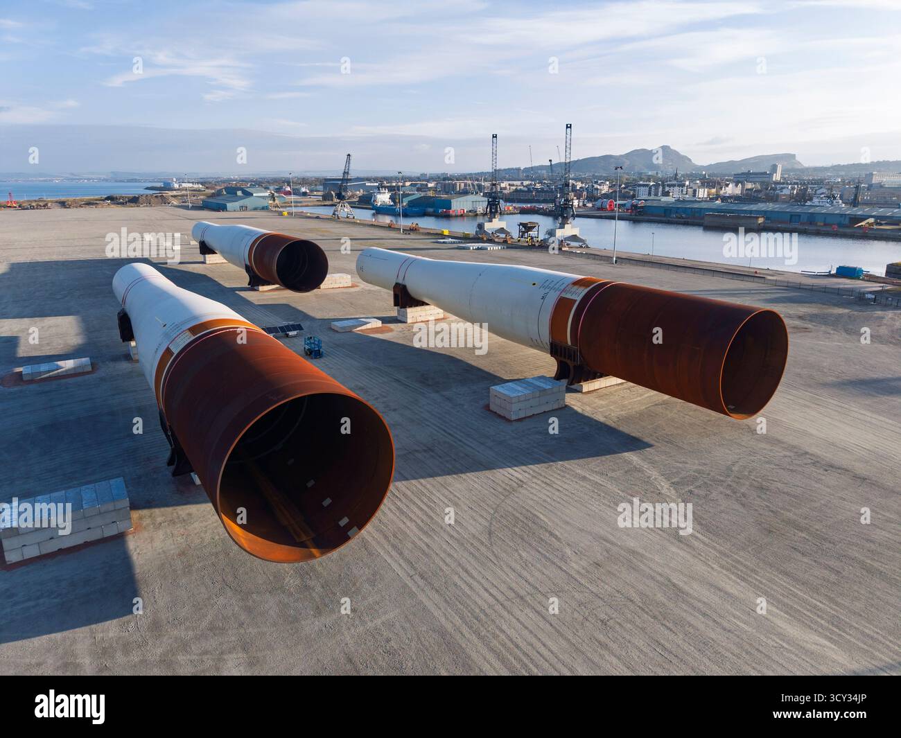 Le navire semi-submersible chinois Xiang Tai Kou , exploité par COSCO, livre les premiers monopiles d'éoliennes au port de Leith pour le parc éolien offshore de Inch Cape Banque D'Images