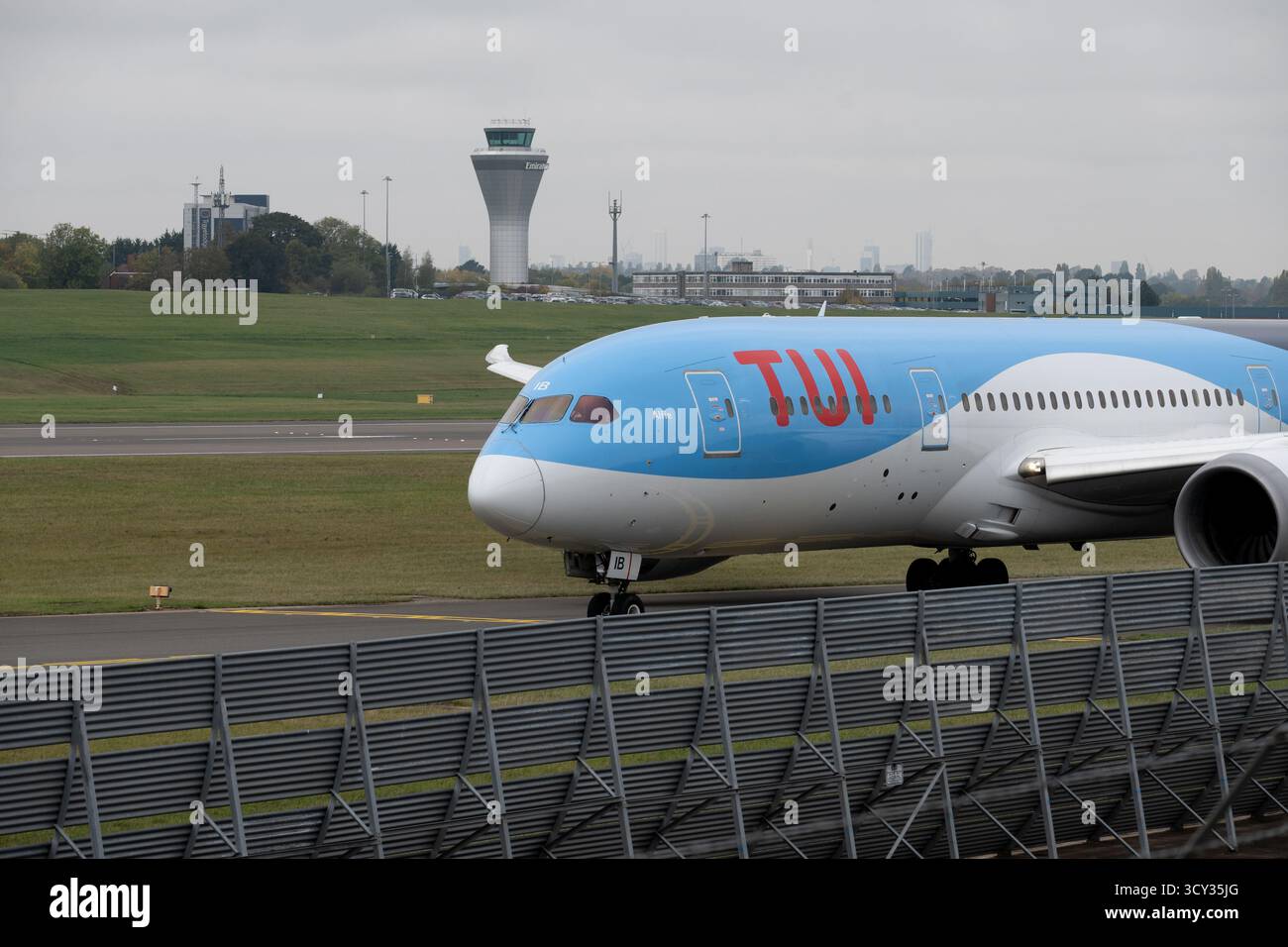 TUI Airways Boeing 787-8 Dreamliner taxiing pour décoller à l'aéroport de Birmingham, Royaume-Uni (G-TUIB) Banque D'Images
