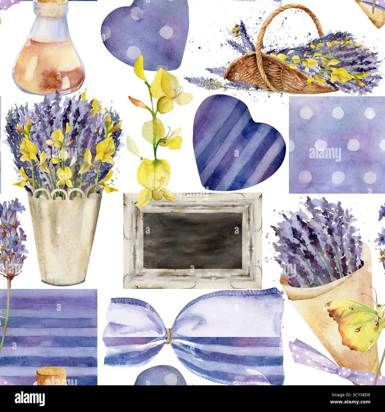 Panneau de tableau noir dans un cadre rustique, panier de trug à balai espagnol lavande, sacs en sachet, morceaux de lin et coeurs avec des rayures, des points, flacon d'huile essentielle. Main Banque D'Images