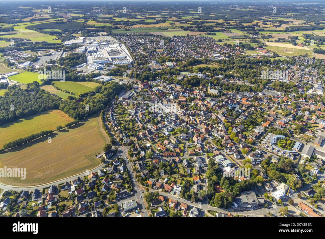 Vue aérienne, locaux de l'usine CLAAS, machines agricoles, vue sur la ville de Harsewinkel, Westphalie orientale-Lippe, OWL, Rhénanie du Nord-Westphalie, Allemagne, DE, E Banque D'Images