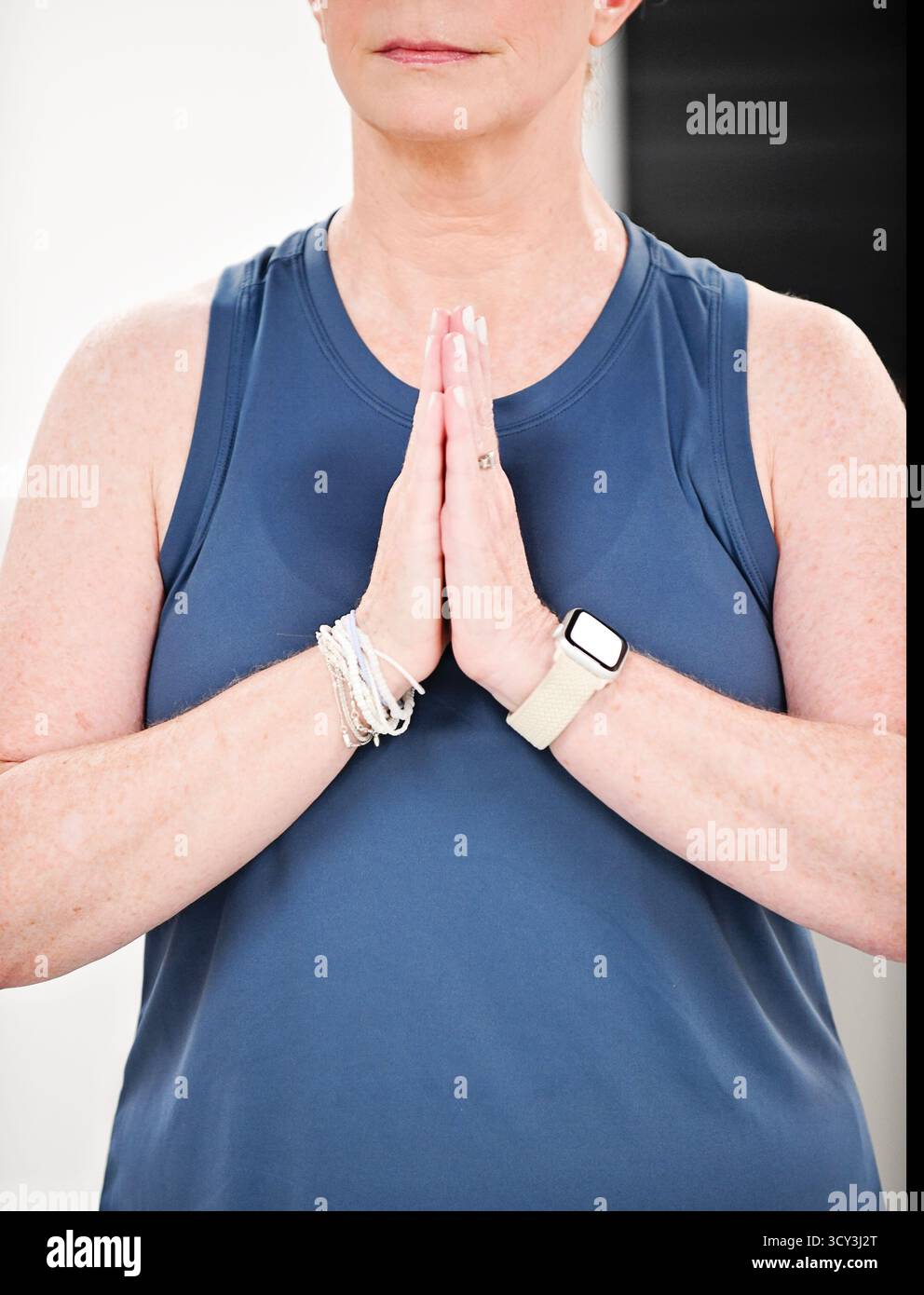 Femme tenant les mains de prière dans la pose de yoga, vue rapprochée. Banque D'Images