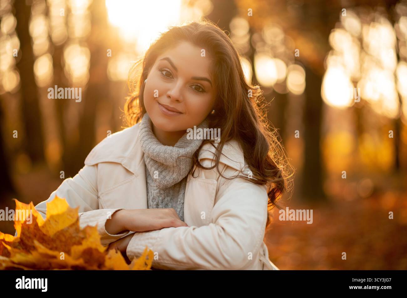 Belle jeune femme profitant d'un jour d'automne ensoleillé dans la nature Banque D'Images