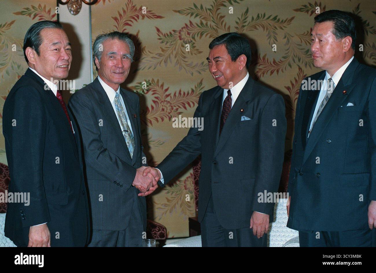 Dans cette photo de dossier datée du 27 juin 1994, Tomiichi Murayama, alors président du SDPJ, au centre gauche, puis Yohei Kono, président du PLD, au centre droit, se serrent la main dans le bâtiment de la Diète nationale à Tokyo. L'ancien premier ministre japonais Tomiichi Murayama, l'un des rares socialistes à avoir jamais dirigé le Japon et réputé pour une déclaration historique de 1995 exprimant des remords et des excuses pour les actions de la nation en temps de guerre, est décédé le vendredi 17 octobre 2025. Il avait 101 ans. (Jiji Press) pays-bas out - belgique out Banque D'Images
