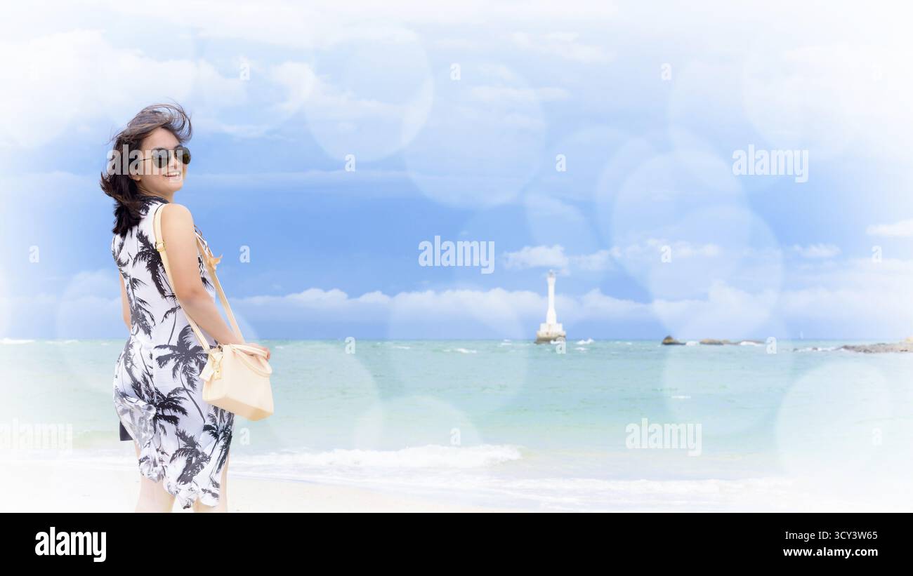 Belle femme sunglasse touristiques portant sur la plage et mer en ciel d'été à l'île de Tarutao, Satun, Thailande, ajouter des effets et textures pour bokeh Banque D'Images
