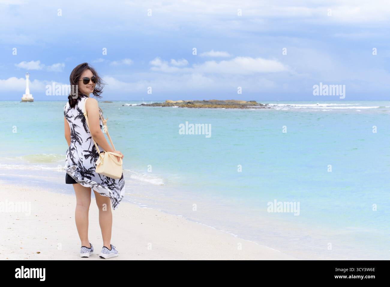 Paysage naturel magnifique de la plage et de la mer en été et ciel cheerful woman wearing smiling sunglasse touristique sur l'île de Tarutao Par National Banque D'Images