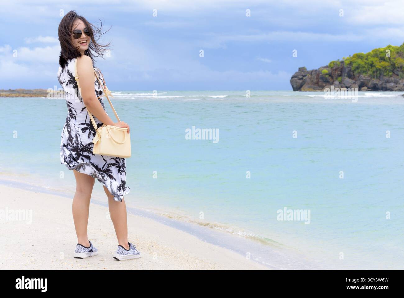Paysage de la plage et de la mer en été et ciel cheerful woman wearing touristiques sunglasse, regardant la caméra et de rire sur l'île de Tarutao, S Banque D'Images