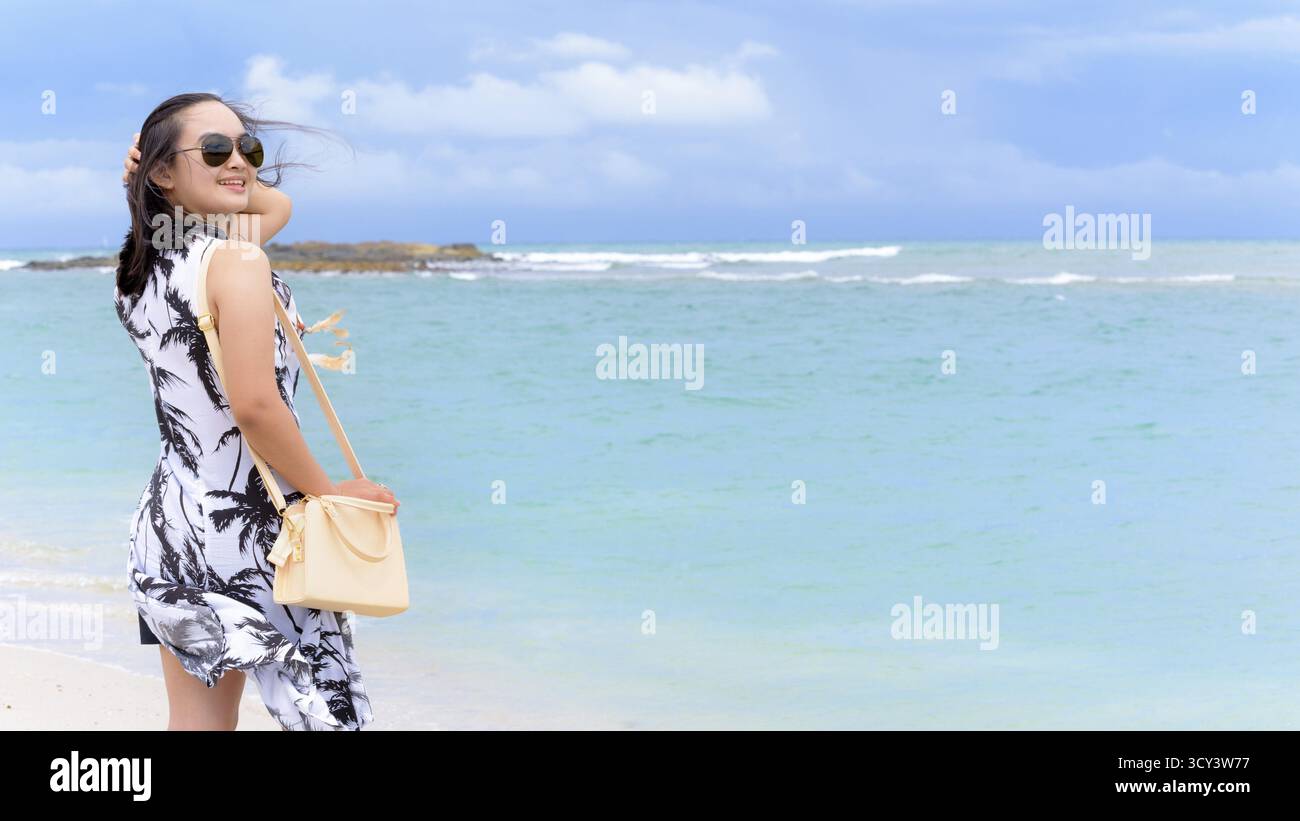 Nature paysage magnifique de la plage et de la mer en été, ciel et touriste portant sunglasse souriant avec bonheur sur l'île de Tarutao, Satun, Tha Banque D'Images