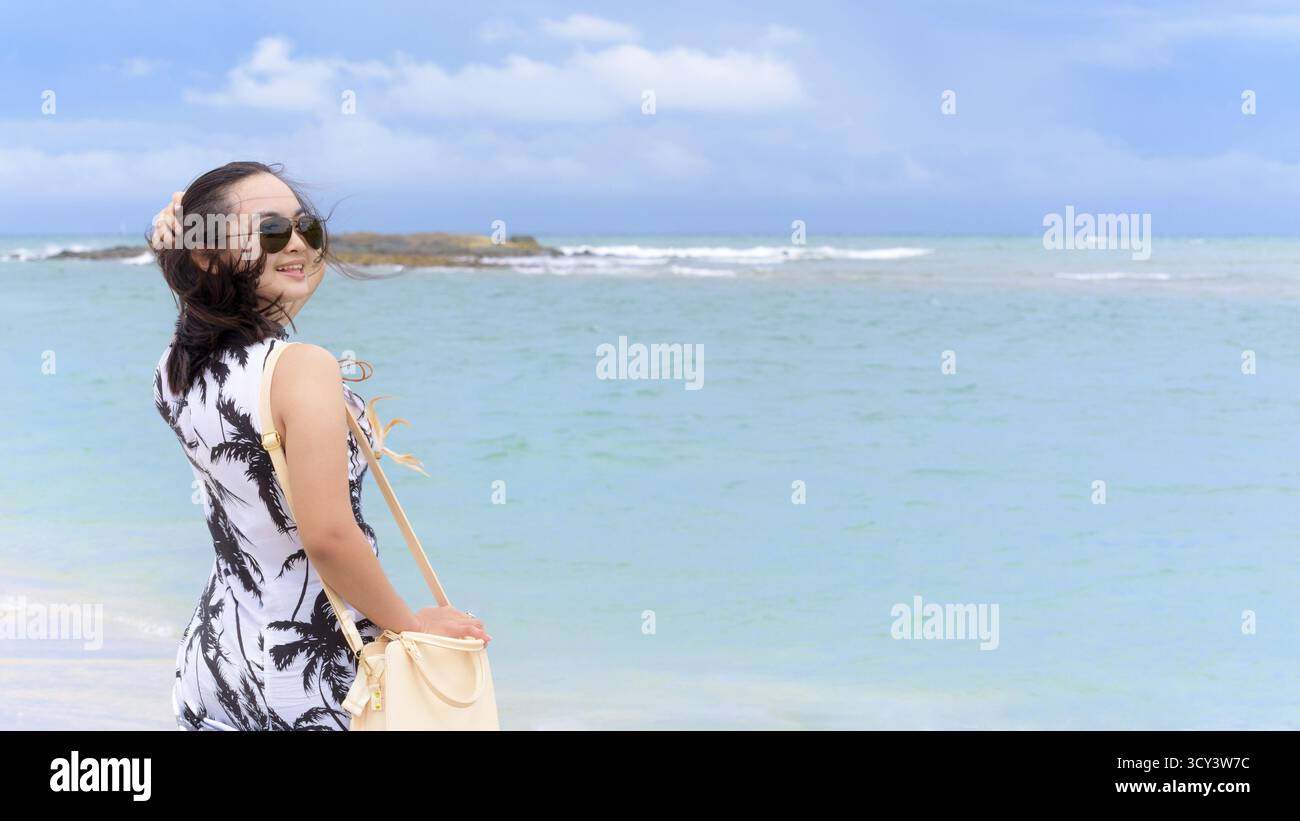 Nature paysage magnifique de la plage et de la mer en été, ciel et touriste portant sunglasse souriant avec bonheur sur l'île de Tarutao, Satun, Tha Banque D'Images
