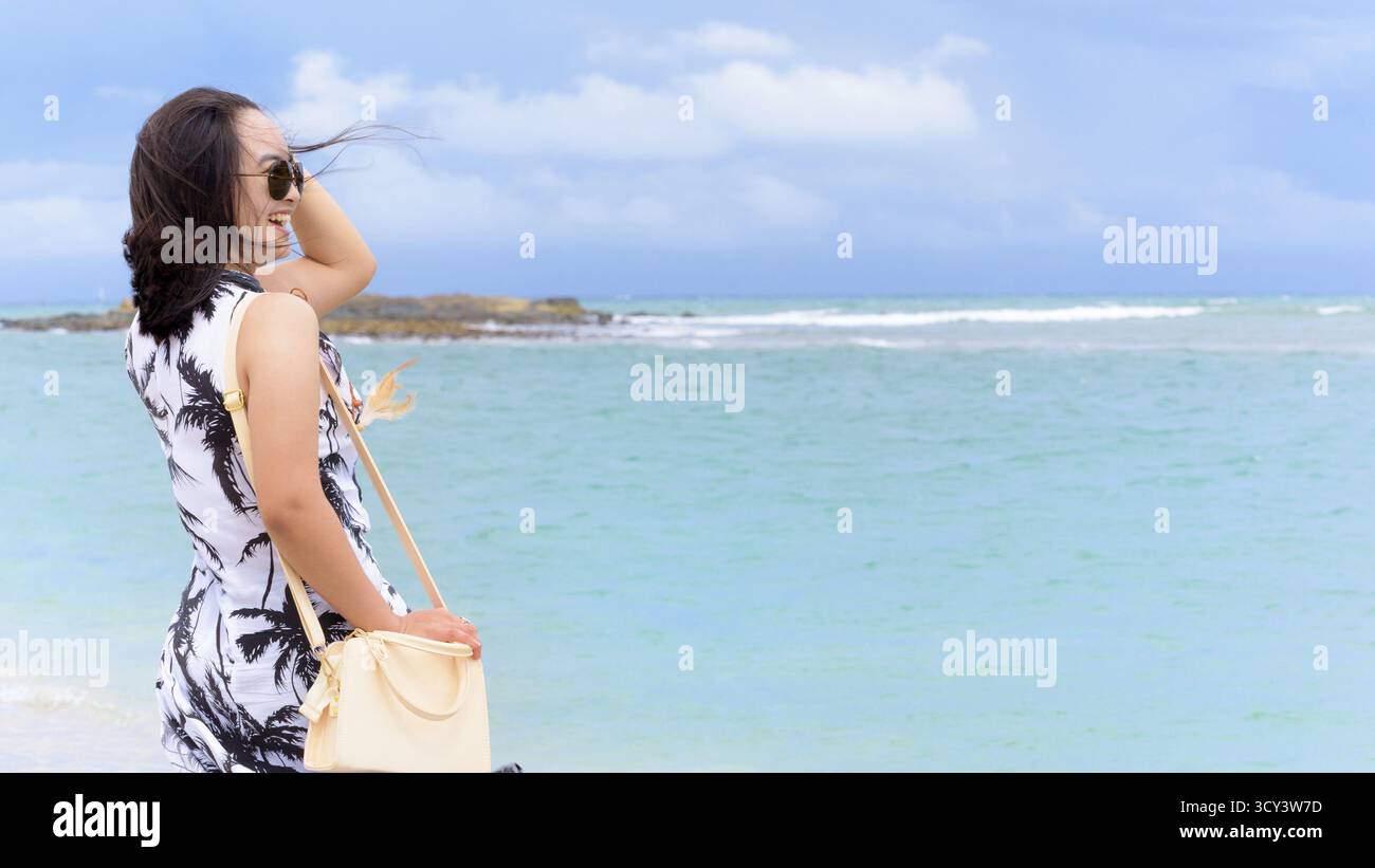Belle nature paysage la plage et la mer en été et ciel cheerful woman wearing touristiques sunglasse rire avec plaisir sur l'île de Tarutao, Satun, Banque D'Images