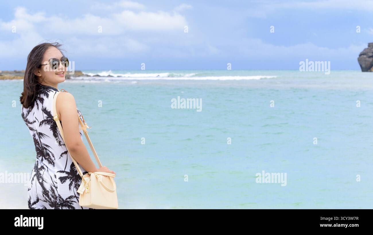 Nature paysage magnifique de la plage et de la mer en été, ciel et touriste portant sunglasse souriant avec bonheur sur l'île de Tarutao, Satun, Tha Banque D'Images
