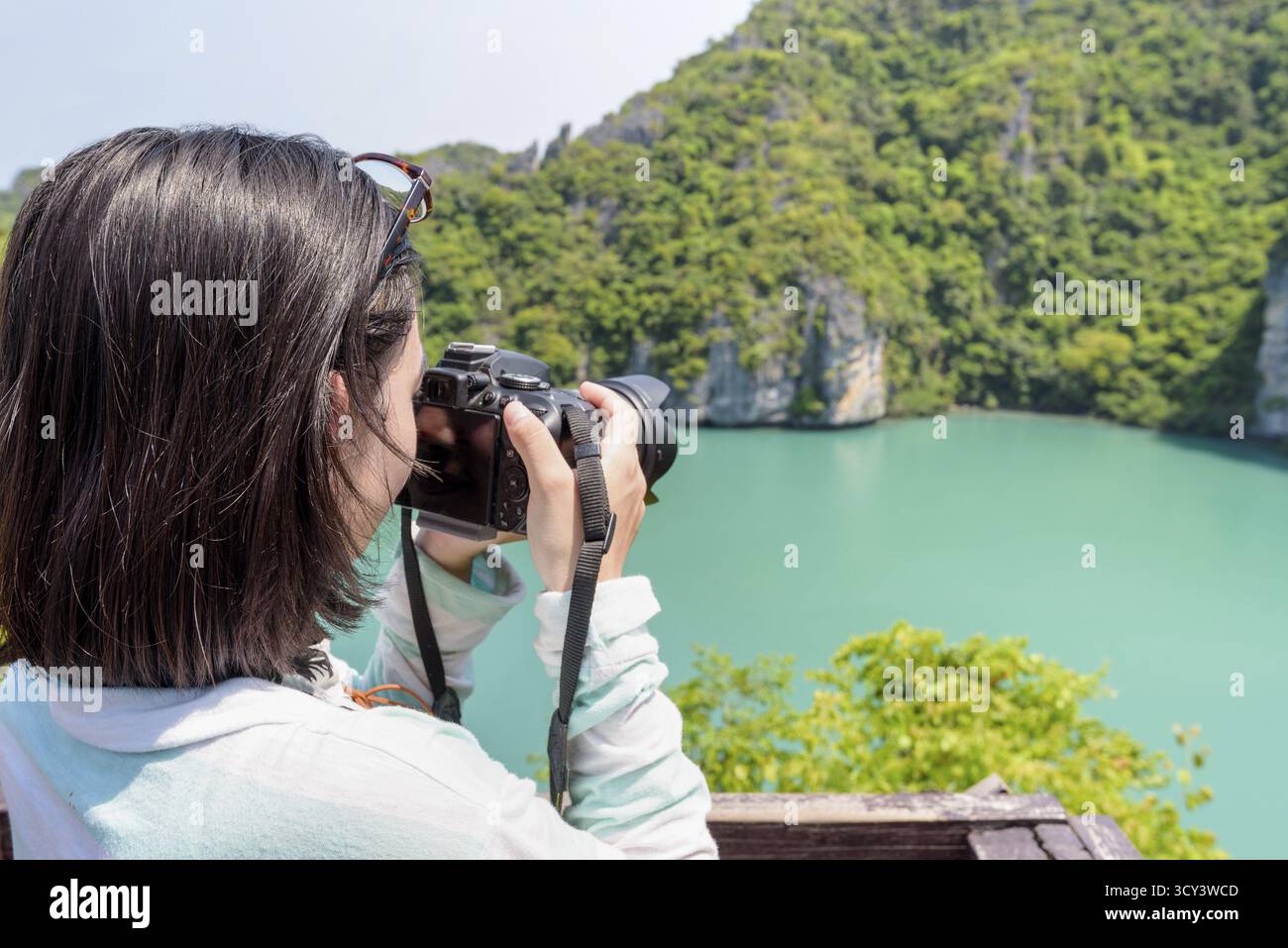 Touriste sur l'île de Koh Mae Ko caméra vue utiliser prendre des photos lors d'une belle nature paysage de Thale Nai ou Blue Lagoon (le lac Emerald) en UM K Banque D'Images