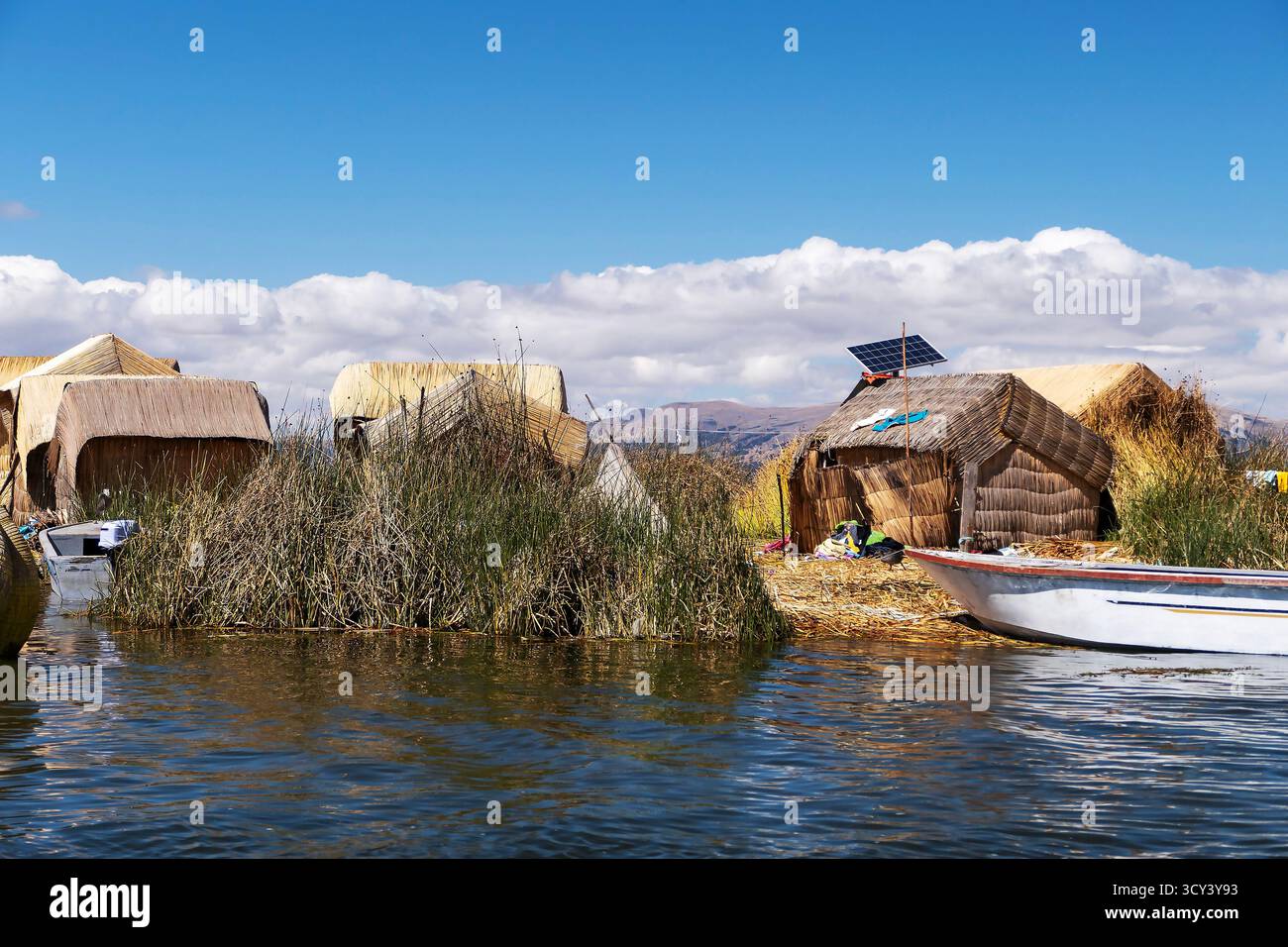 Lac Titicaca au Pérou : les îles flottantes d'Uros Banque D'Images