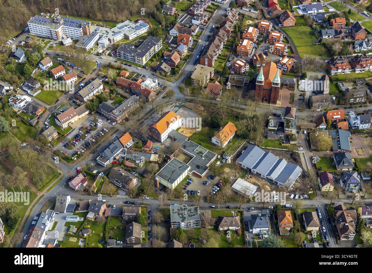 Vue aérienne, nouveau bâtiment à Stephanusschule Heessen, vue locale Heessen, Hamm, région de la Ruhr, Rhénanie du Nord-Westphalie, Allemagne, Allemagne, Europe, comm. religieux Banque D'Images Vue aérienne, nouveau bâtiment à Stephanusschule Heessen, vue locale Heessen, Hamm, région de la Ruhr, Rhénanie du Nord-Westphalie, Allemagne, Allemagne, Europe, comm. religieux Banque D'Images