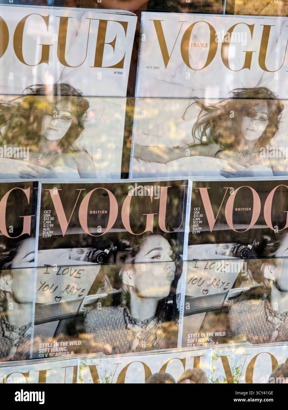 Magazines vogue en vente dans un kiosque en Italie Banque D'Images