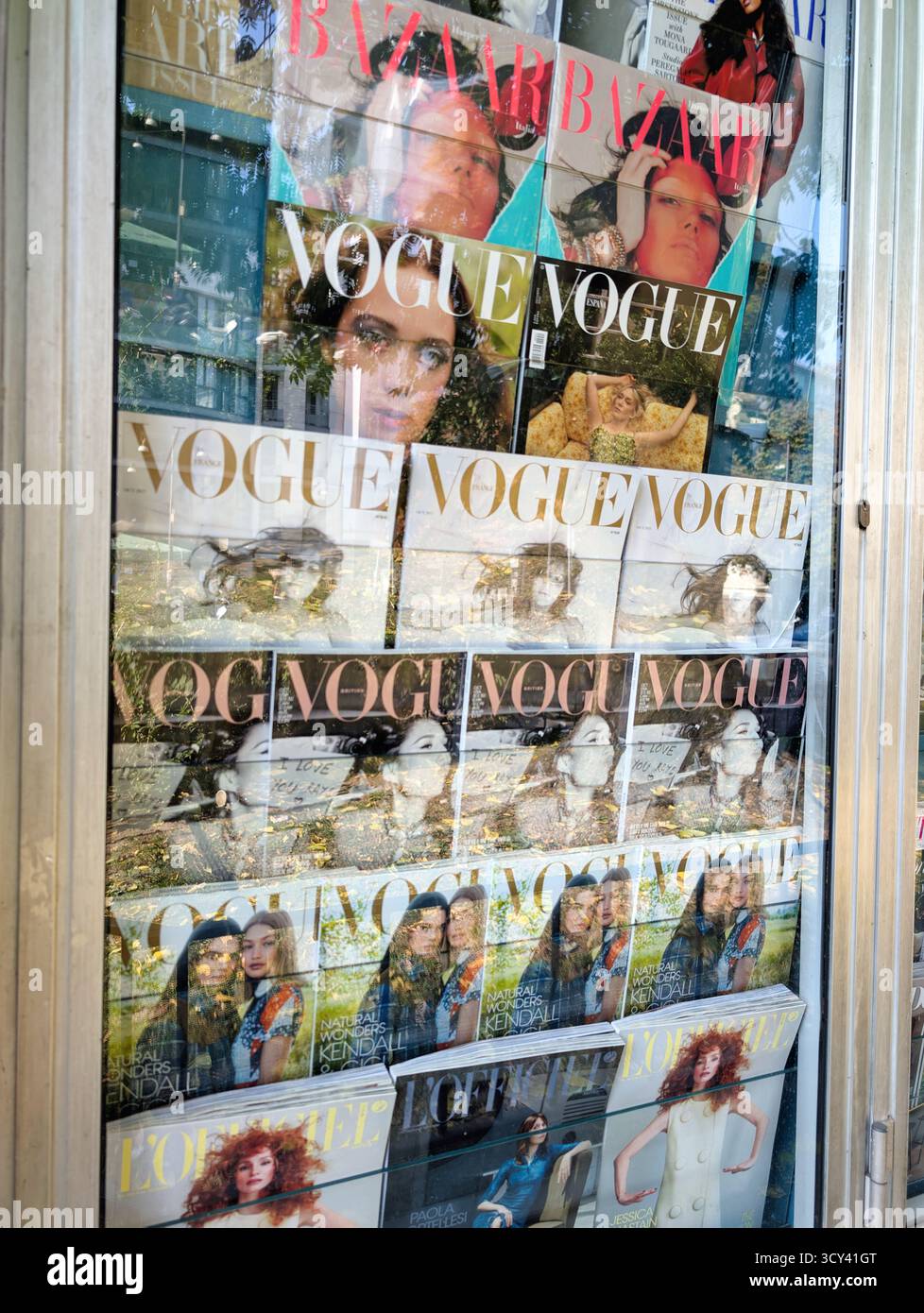 Magazines vogue en vente dans un kiosque en Italie Banque D'Images
