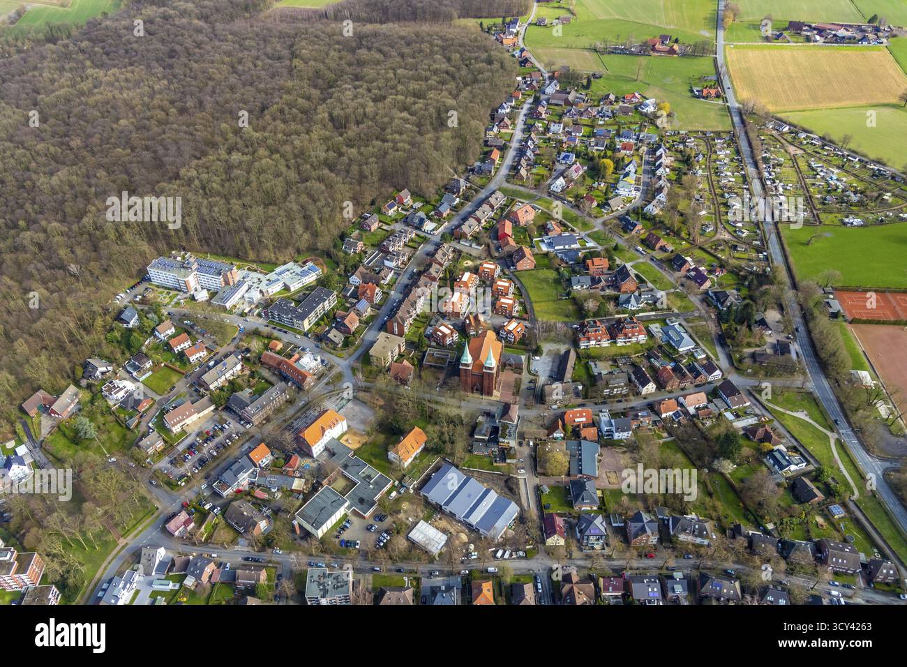 Vue aérienne, nouveau bâtiment à St Stephen's School Heessen, vue locale Heessen, Hamm, région de la Ruhr, Rhénanie du Nord-Westphalie, Allemagne, maison de retraite, vieux p Banque D'Images Vue aérienne, nouveau bâtiment à St Stephen's School Heessen, vue locale Heessen, Hamm, région de la Ruhr, Rhénanie du Nord-Westphalie, Allemagne, maison de retraite, vieux p Banque D'Images