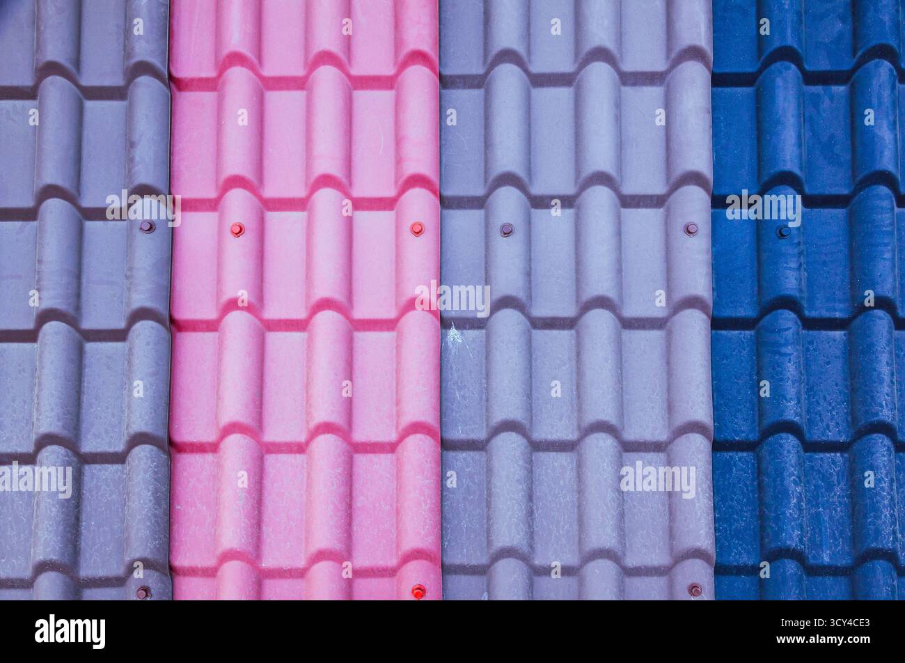 Nouvelle ardoise de toit en plastique en quatre couleurs différentes Banque D'Images