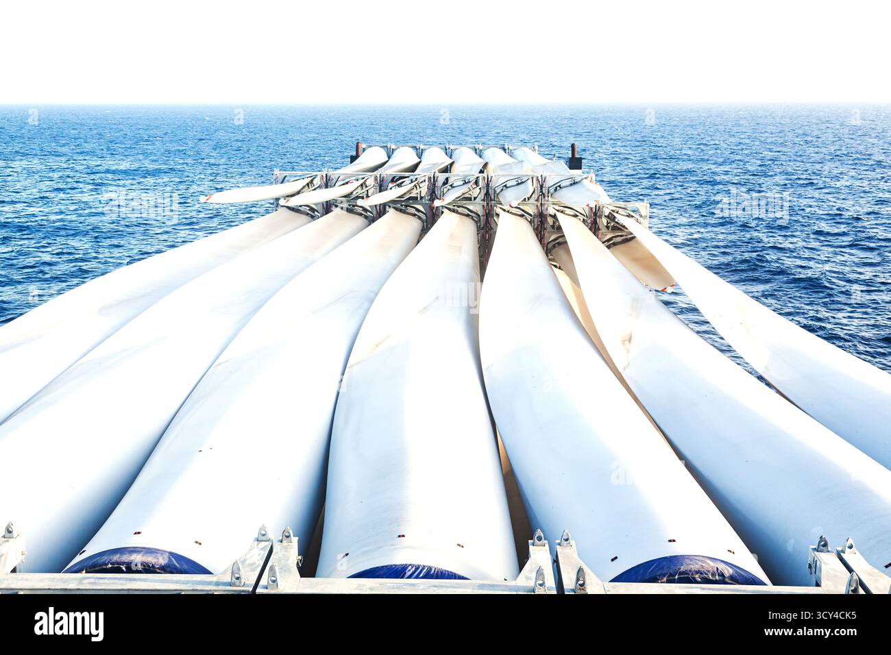 Transport de pales pour éoliennes sur un cargo à travers l'océan. Banque D'Images