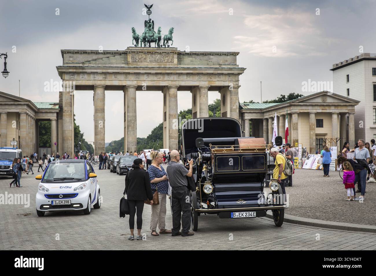 DEU Allemagne Berlin un chariot électrique se trouve devant le Bandenburger Tor Banque D'Images
