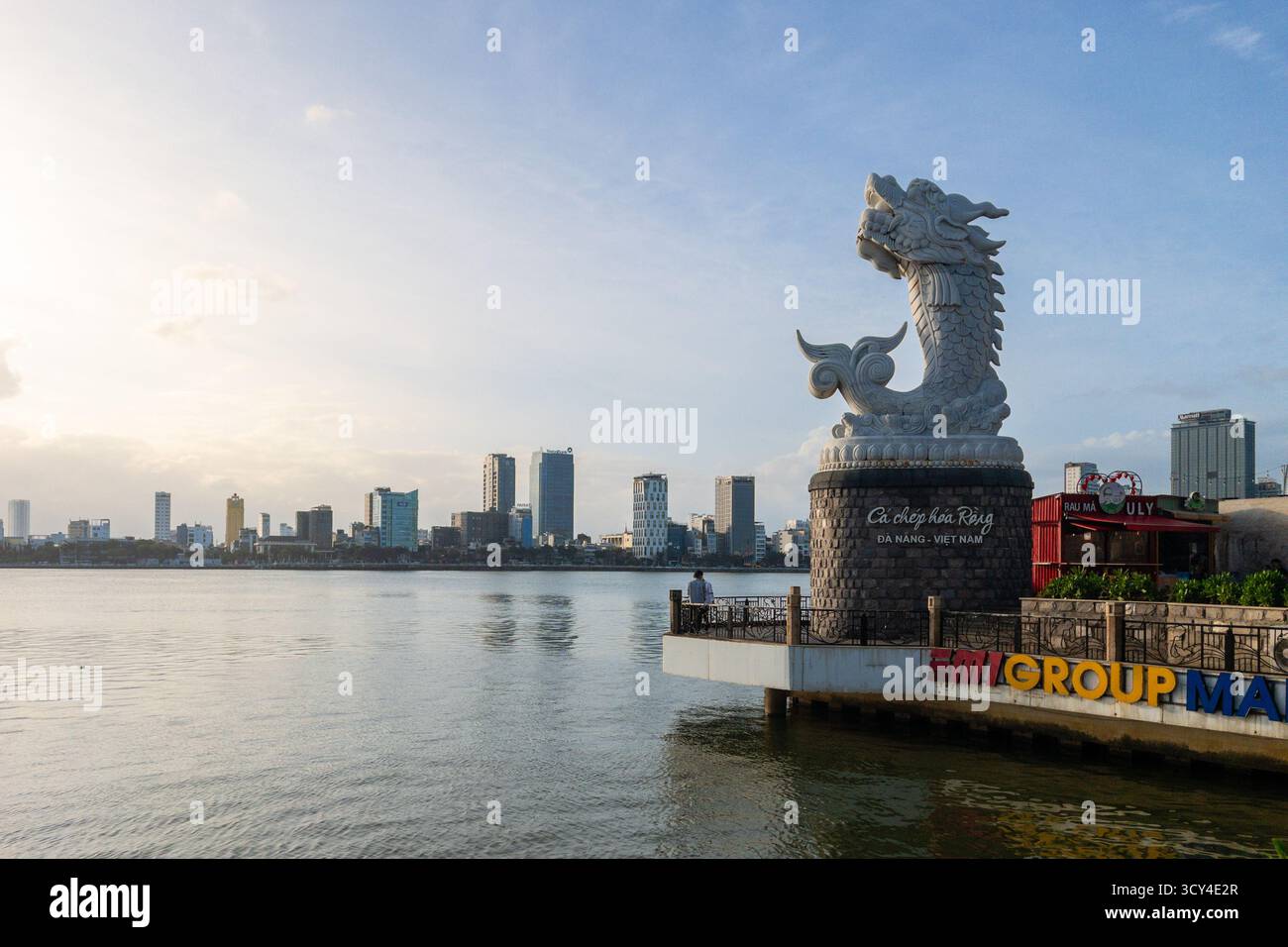 17 janvier 2024 : Dragon Carp, une statue de 7,5 mètres de haut située sur la rive est de la rivière Han à Da Nang, Vietnam. C'est un symbole emblématique de l'art. Banque D'Images