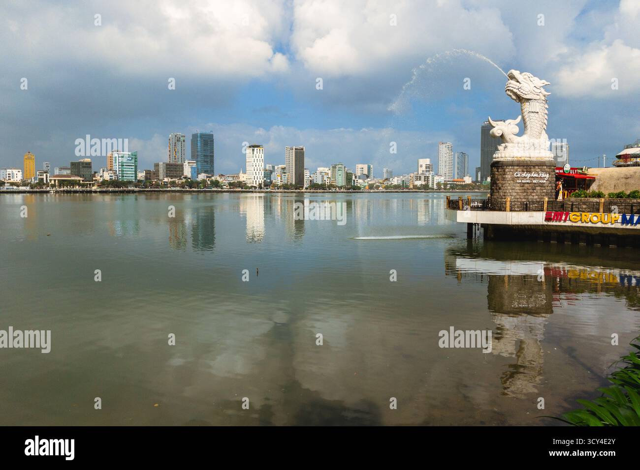 18 janvier 2024 : Carpe Dragon, une statue de 7,5 mètres de haut située sur la rive est du fleuve Han à Da Nang, Vietnam. C'est un symbole emblématique de l'art et Banque D'Images