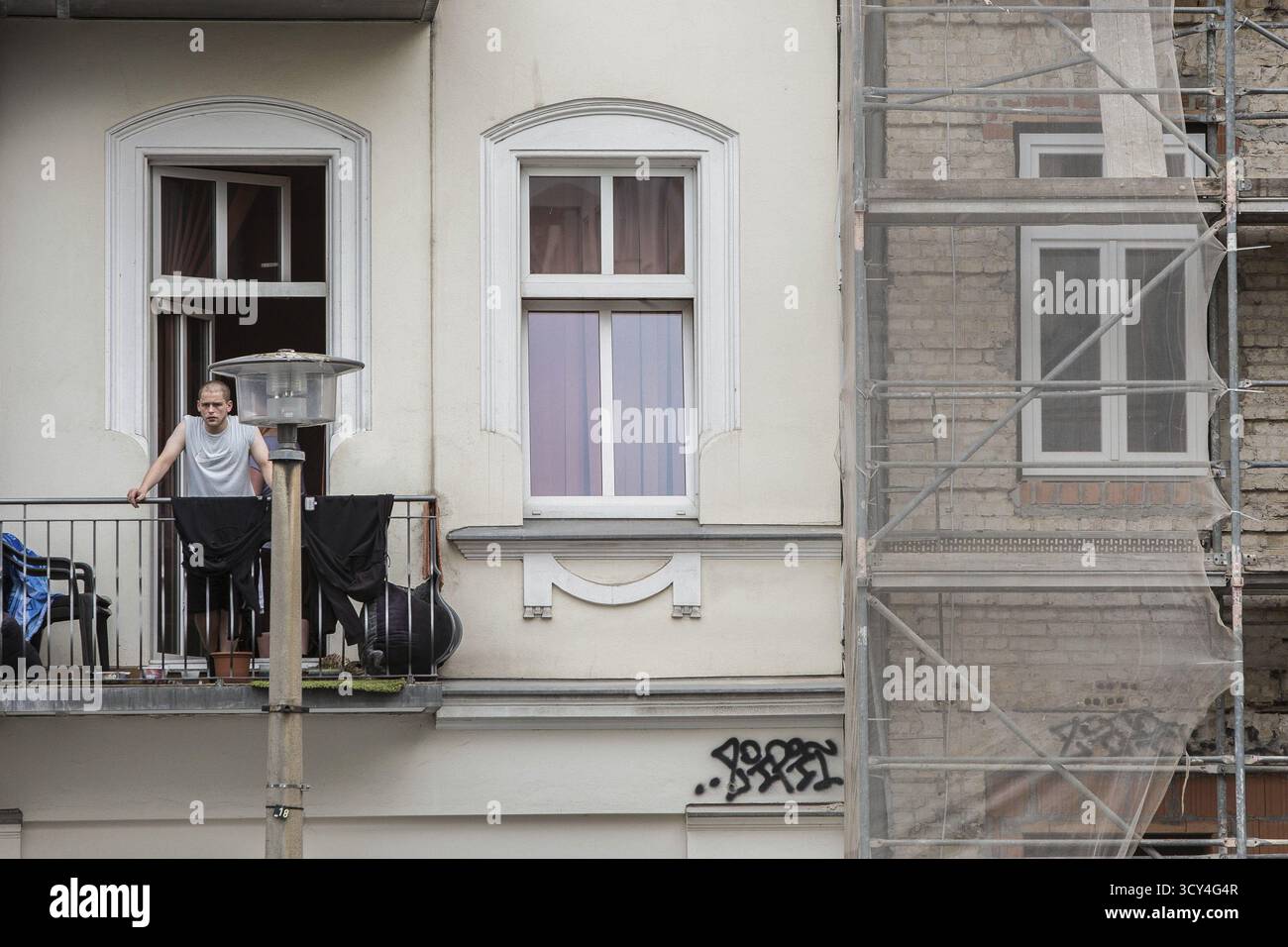 DEU Allemagne Berlin scène du quartier des collectionneurs de Berlin-Friedrichshain. Résidents de Riga Street avec rénovation dans le quartier Banque D'Images