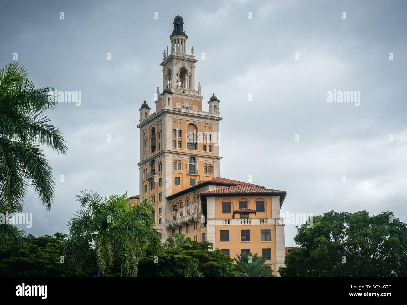 L'historique Biltmore Hotel à Coral Gables, Miami, capturé par un jour nuageux, présente son architecture Renaissance méditerranéenne et son emblématique tour surro Banque D'Images