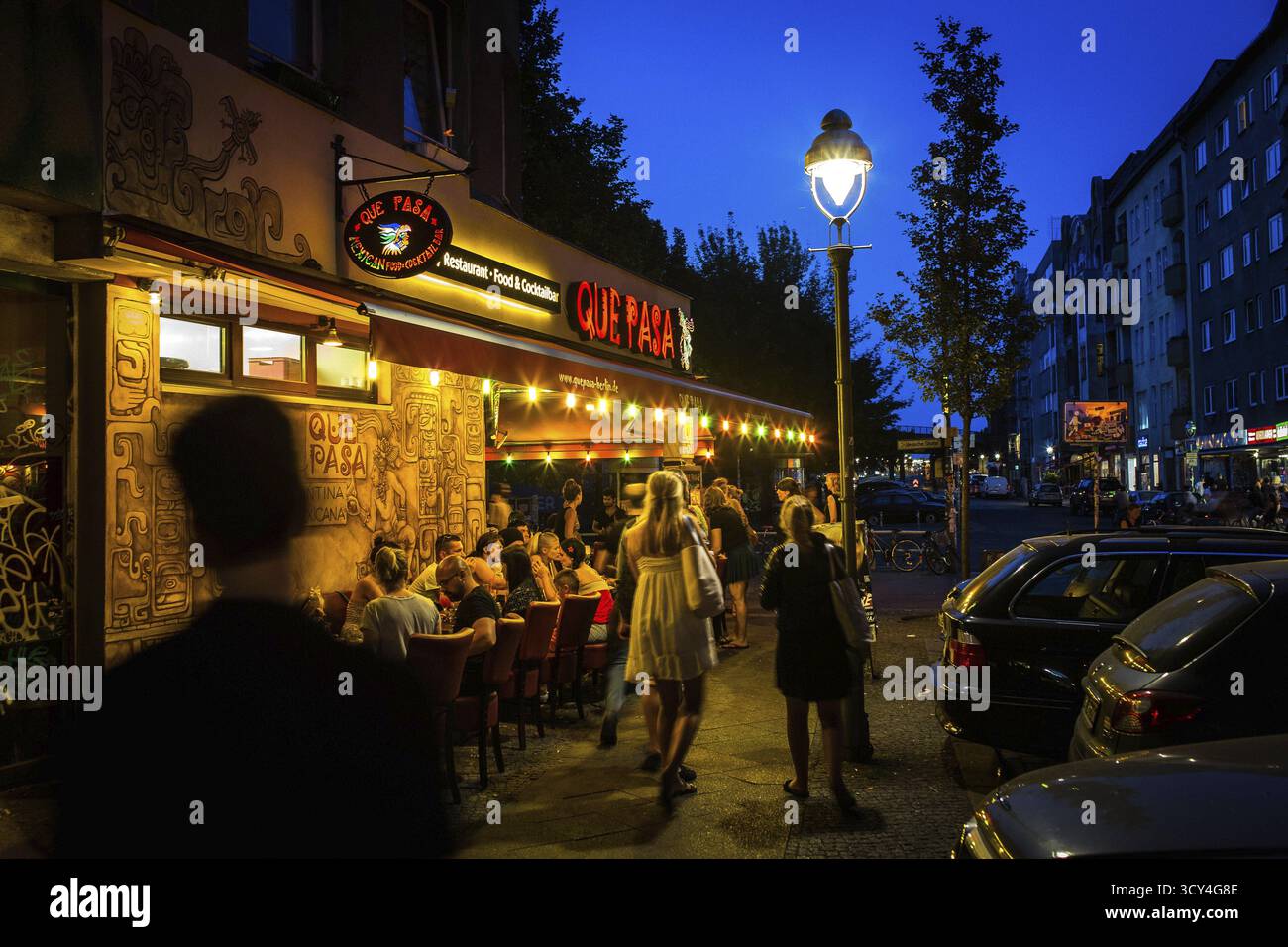 DEU Allemagne Berlin scène de rue à Berlin-Kreuzberg. Les piétons se promènent dans Falkensteiner Strasse, à l'angle de Schlesische Strasse PA Banque D'Images