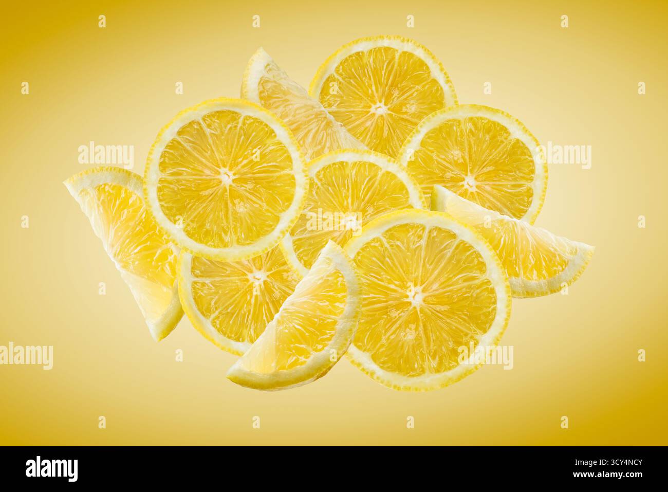 Composition des tranches de citron sur fond jaune. Banque D'Images